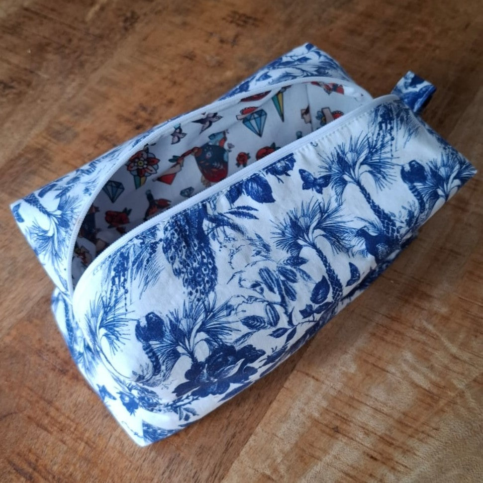 Etui of toilettas: gevoerd en met rits